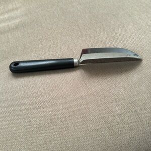 PAMPERED CHEF V SHAPED CUTTER